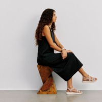 Kvinde med Ecco sandaler på. Inspirationsbillede fra Ecco som sælger sko til herre, damer og børn i Ringsted Designer Outlet.