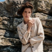 Kvinde iført forårsjakke fra Companys. Inspiration til shopping i Companys Outlet i Ringsted Designer Outlet, som har et stort udvalg af dame- og herretøj.