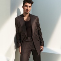 Mand iført jakkesæt fra Boss. Inspirationsbillede fra Boss Outlet i Ringsted Designer Outlet.