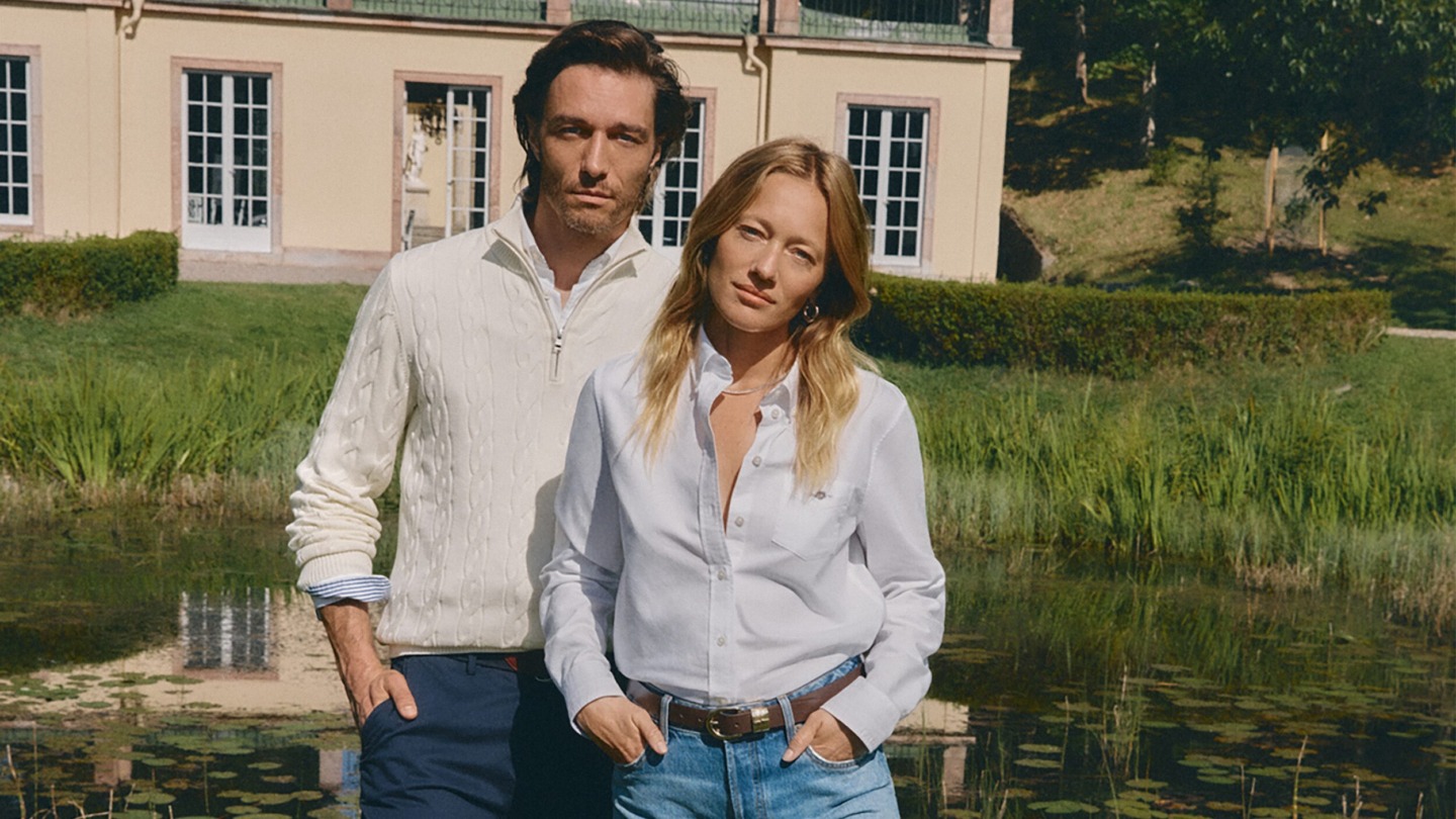 Herre iført striktrøje og jeans fra Gant og dame iført skjorte og jeans fra Gant - inspirations til shopping i Gant Outlet i Ringsted Designer Outlet