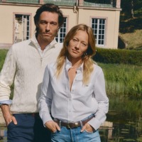 Herre iført striktrøje og jeans fra Gant og dame iført skjorte og jeans fra Gant - inspirations til shopping i Gant Outlet i Ringsted Designer Outlet