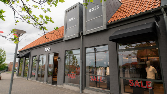 Mand iført jakkesæt fra Boss. Inspirationsbillede fra Boss Outlet i Ringsted Designer Outlet.