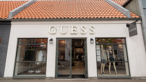 Mand iført lyst tøj fra Guess. Inspirationsbillede fra Guess i Ringsted Designer Outlet.