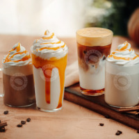 Efterårsmenu hos Espresso House - Pumpkin Latte, PumpkinIslatte, Pumpkin Chai Latte og Pumpkin Frapino. Menuen inkluderer også de nye kanelsnurreinspirerede drikke Kanelsnurre Matcha Latte og Kanelsnurre Ismatcha.