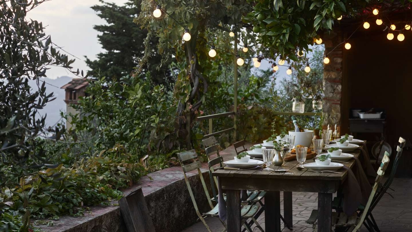 Aftenbord dækket med Kitchen Living Dining service. Inspirationsbillede fra Kitchen Living Dining som sælger boliginteriør i Ringsted Designer Outlet.