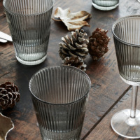 Rosendahl produkter på dækket bord – som vist på Ringsted Designer Outlets hjemmeside, hvor Rosendahl Design Group har en outletbutik med design til hjemmet.