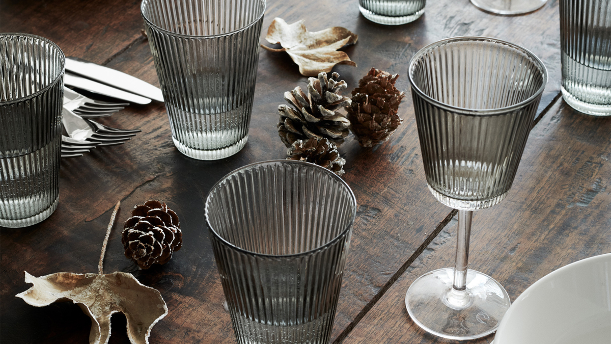 Rosendahl produkter på dækket bord – som vist på Ringsted Designer Outlets hjemmeside, hvor Rosendahl Design Group har en outletbutik med design til hjemmet.