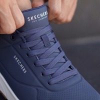 Blå sneakers fra Skechers.