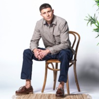 Mand i tøj fra Signal. Inspirationsbillede fra Signal som sælger stilet og klassisk herrefashion i outletbutikken i Ringsted Designer Outlet.