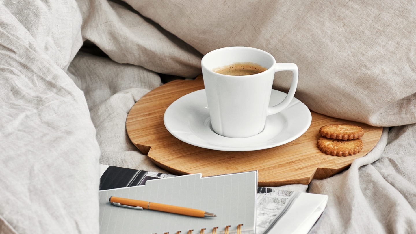 Rosendahl kaffekop i blødt sengetøj – som vist på Ringsted Designer Outlets hjemmeside, hvor Rosendahl Design Group har en outletbutik med design til hjemmet.