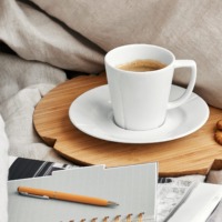 Rosendahl kaffekop i blødt sengetøj – som vist på Ringsted Designer Outlets hjemmeside, hvor Rosendahl Design Group har en outletbutik med design til hjemmet.