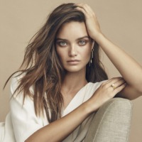 Kvinde iført smykker fra Julie Sandlau – inspirationsbillede fra Julie Sandlau i Ringsted Designer Outlet