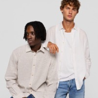 Unge mænd iført lyse skjorter fra Jack & Jones. Inspirationsbillede fra Jack & Jones i Ringsted Designer Outlet.