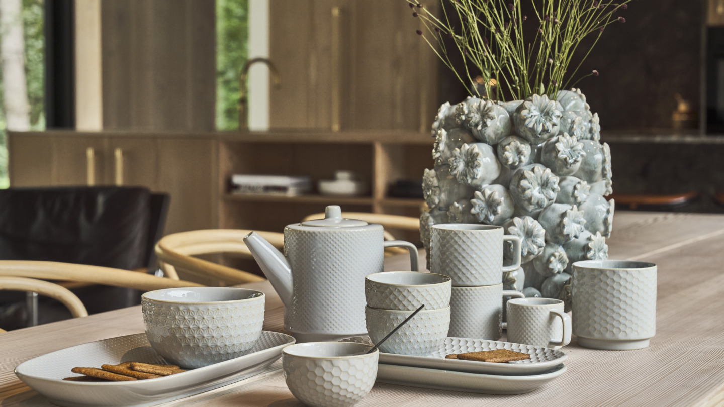 Porcelænsstel i luse nuancer - skåle, kopper, tekande, tallerkener – inspirationsbillede fra Kitchen Living Dining i Ringsted Designer Outlet