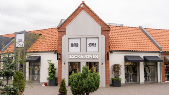 Unge mænd iført lyse skjorter fra Jack & Jones. Inspirationsbillede fra Jack & Jones i Ringsted Designer Outlet.