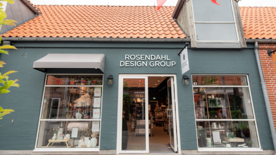 Rosendahl kaffekop i blødt sengetøj – som vist på Ringsted Designer Outlets hjemmeside, hvor Rosendahl Design Group har en outletbutik med design til hjemmet.