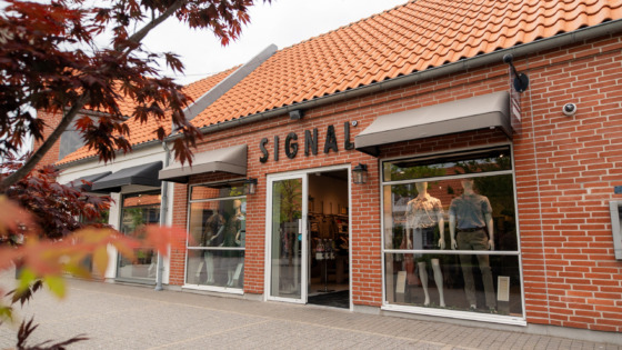 Mand i tøj fra Signal. Inspirationsbillede fra Signal som sælger stilet og klassisk herrefashion i outletbutikken i Ringsted Designer Outlet.