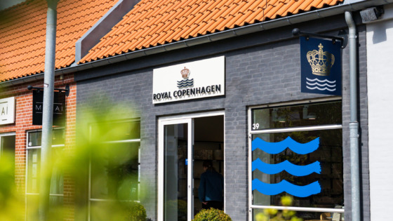 Royal Copenhagen logo som vises på Ringsted Designer Outlets hjemmeside, hvor Royal Copenhagen har en outletbutik med porcelæn og interiør til outletpriser
