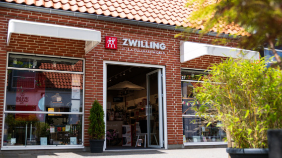 Kokkekniv fra Zwilling – en del af Pro-serien – inspiration til shopping i Zwilling Outlet i Ringsted Designer Outlet, som har et stort udvalg af køkkenudstyr i høj kvalitet til madentusiaster og hjemmekokke.