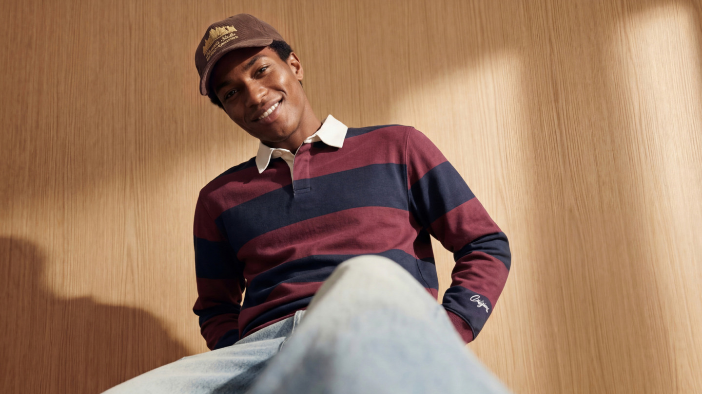 Mand iført stribet polotrøje og kasket fra JACK & JONES - inspiration til efterårets herremode fra JACK & JONES Outlet i Ringsted Designer Outlet