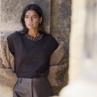 Kvinde iført brun strikbluse og jakke fra ONLY – inspirationsbillede fra ONLY i Ringsted Designer Outlet