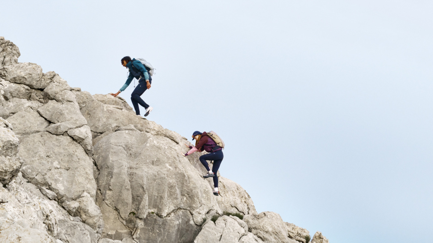 Mand og kvinde ført hike tøj fra Peak Performance – inspirationsbillede fra Peak Performance i Ringsted Designer Outlet