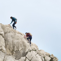 Mand og kvinde ført hike tøj fra Peak Performance – inspirationsbillede fra Peak Performance i Ringsted Designer Outlet