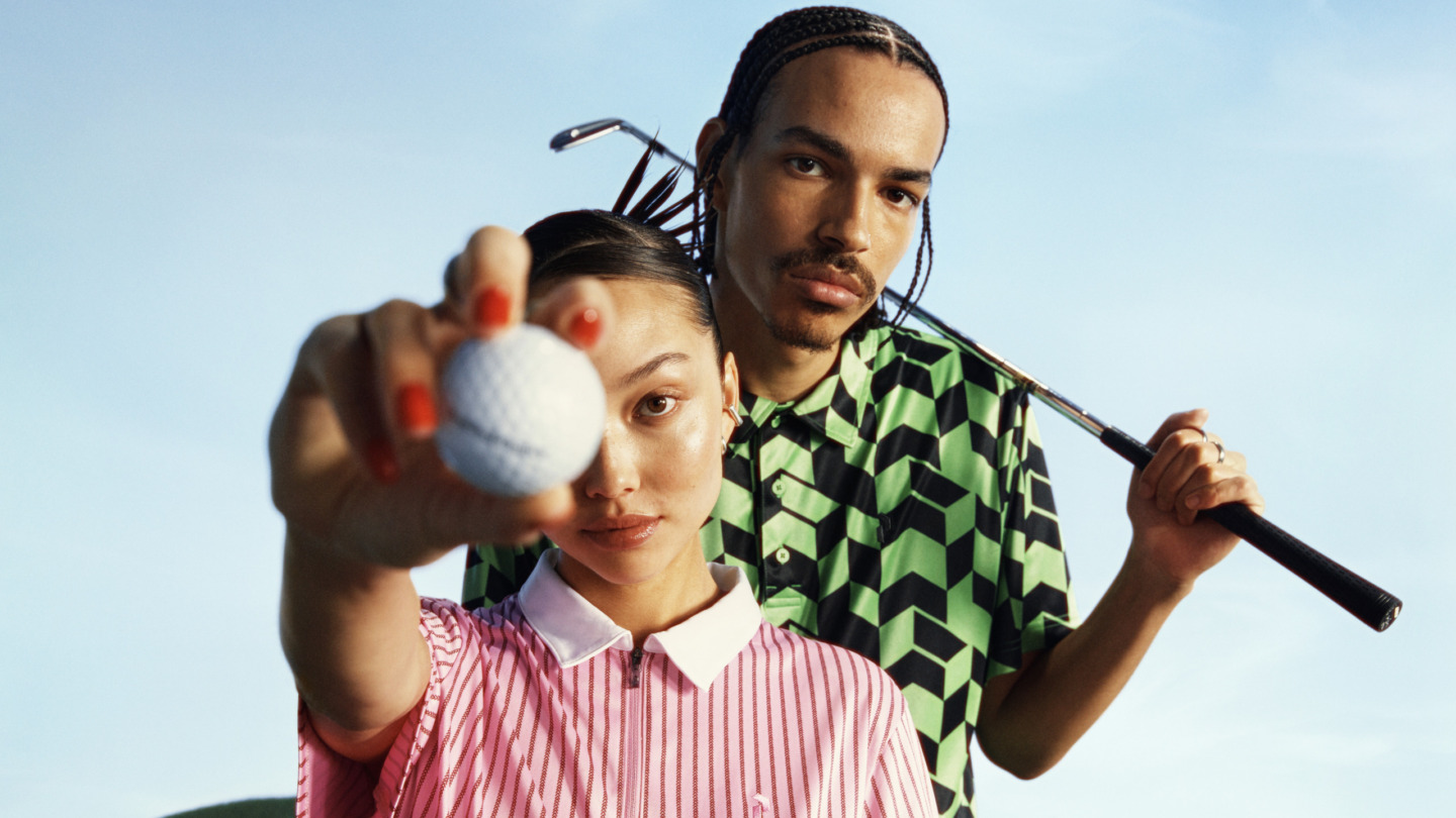 Mand og kvinde iført golf fashion fra Peak Performance – inspirationsbillede fra Peak Performance i Ringsted Designer Outlet