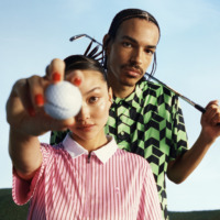 Mand og kvinde iført golf fashion fra Peak Performance – inspirationsbillede fra Peak Performance i Ringsted Designer Outlet