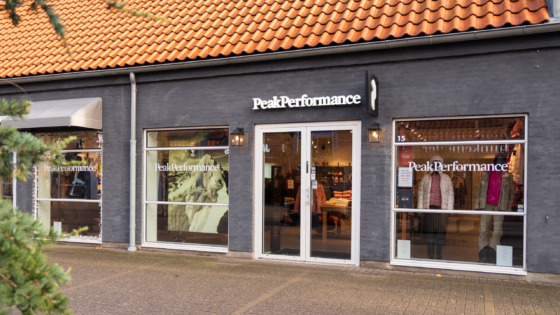 Mand og kvinde ført hike tøj fra Peak Performance – inspirationsbillede fra Peak Performance i Ringsted Designer Outlet