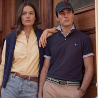 Mand og kvinde iført Superdry tøj. Inspirationsbillede fra Superdry Outlet i Ringsted Designer Outlet.