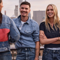 Mænd og kvinder iført skjorte, t-shirts, poloshirts og denimjakke fra Tommy Hilfiger Outlet i Ringsted Designer Outlet