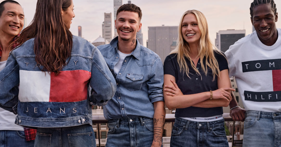 Mænd og kvinder iført skjorte, t-shirts, poloshirts og denimjakke fra Tommy Hilfiger Outlet i Ringsted Designer Outlet
