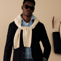 Mand iført tøj fra Tommy Hilfiger - en blå skjorte, en hvid strik og en blazer samt sol briller - inspirationsbillede for Tommy Hilfiger Outlet i Ringsted Designer Outlet