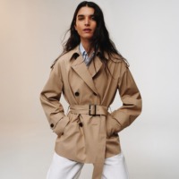 Kvinde iført Tommy Hilfiger beige forårsjakke. Inspirationsbillede fra Tommy Hilfiger i Ringsted Designer Outlet.