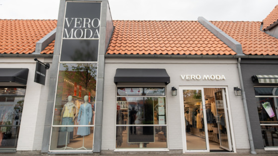 En kvinde iført festkjole fra Vero Moda med inspiration til at shoppe tøj fra Vero Moda i Ringsted Designer Outlet