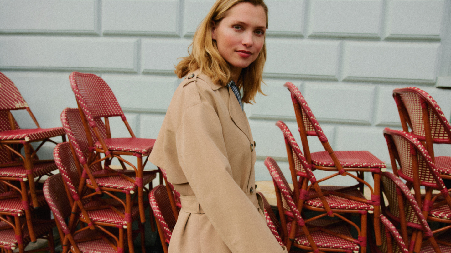Kvinde iført klassisk trenchcoat fra Vero Moda - inspiration til efterårets garderobe fra Vero Moda Outlet i Ringsted Designer Outlet