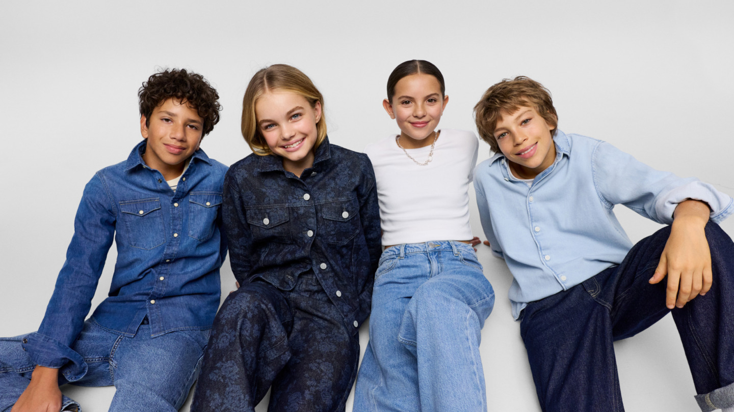 Drenge og piger i ført jeans, denimskjorte, t-shirt fra Jack & Jones Kids & JJXX Girls Oulet i Ringsted Designer Outlet