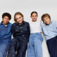 Drenge og piger i ført jeans, denimskjorte, t-shirt fra Jack & Jones Kids & JJXX Girls Oulet i Ringsted Designer Outlet